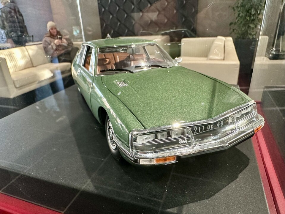 PIDESTALL: Bilsamlingen til Bertel O. Steen har også plass til polerte modellbiler – her en Citroën SM i størrelse 1:18.