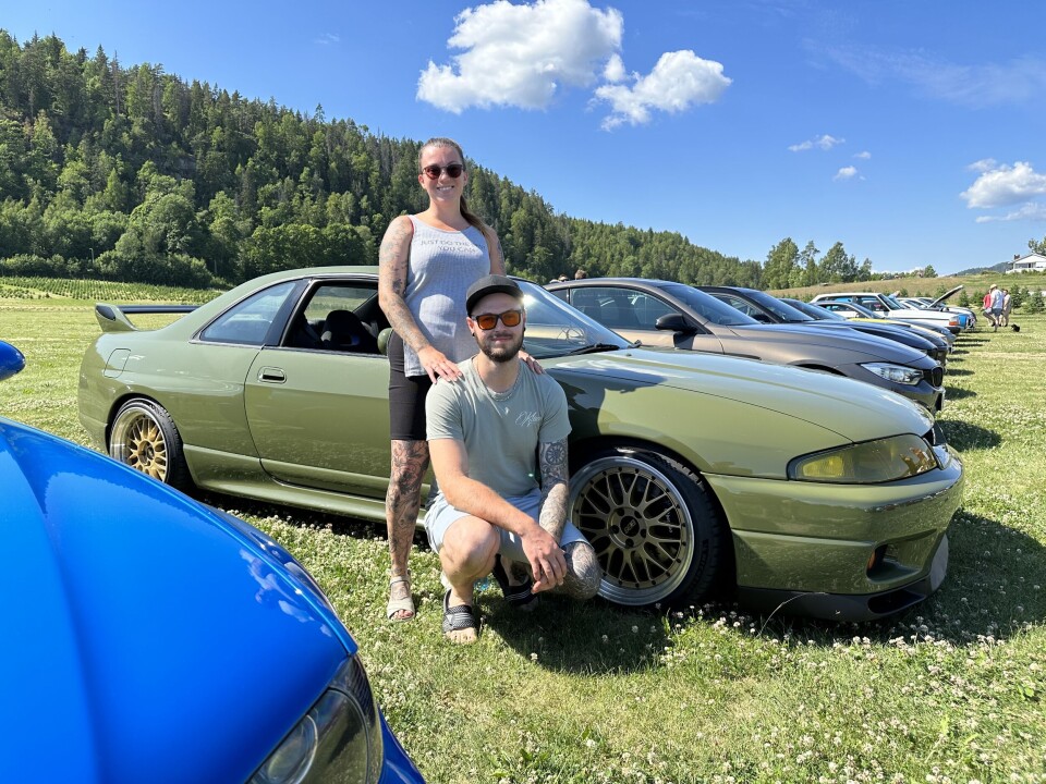 SKYBASERT: Joar Moen og Rikke Schäfer har et spesielt eksemplar av en spesiell bil. Nissan Skyline GT-R er langt vanligere å se i bilspill enn på gateplan.