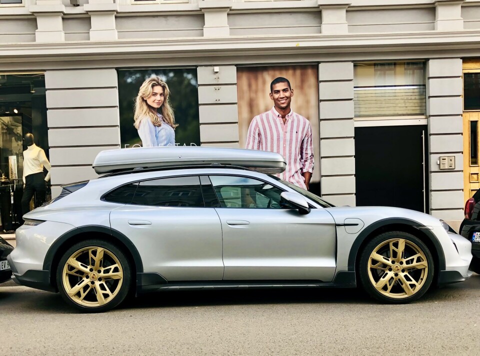 GULLSKO: Selv Porschene i Bogstadveien er litt mer påkostet – her med grisegromme gullfelger. Forsiktig med fortauskantene, så du ikke får riper på skoene!
