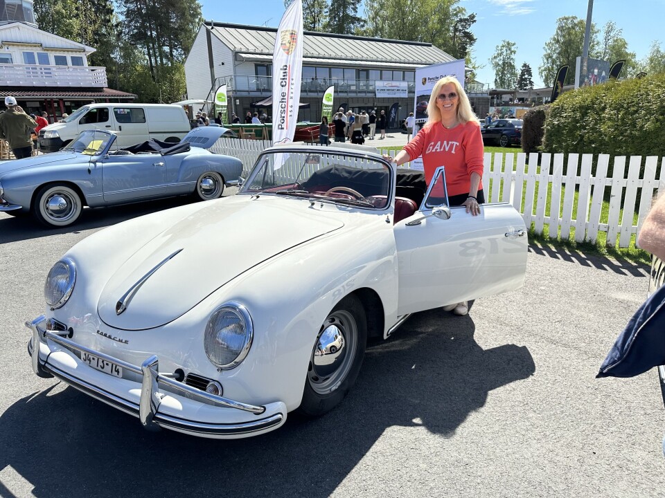 URPORSCHE: Tove Syvertsen fra Kristiansand sjekker dødvinkelen – nei: dørvinkelen – på en Porsche 356 Speedster.
