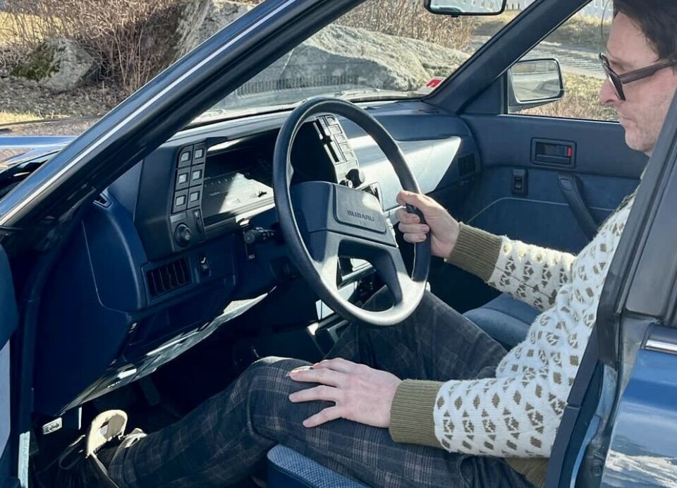MINI-ROMSKIP: Bjørnar Johnsen setter spesielt pris på Subaruens retro-futuristiske instrumentering. Foto: RANDI JOHNSEN
